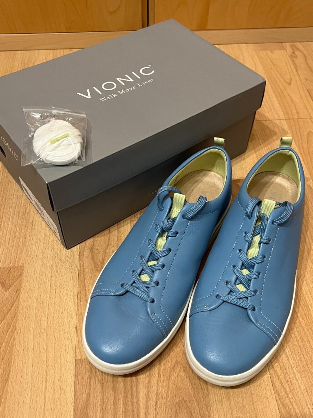 Vionic Paisley Leather Low Top Sneakers Tennis Shoes Women's Size 9.5 M Sky Blue